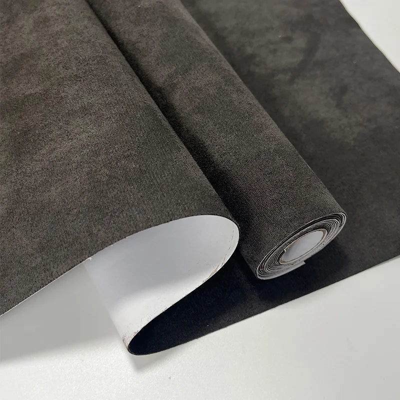 Rollo de tela de gamuza gris oscuro con acabado aterciopelado enrollado