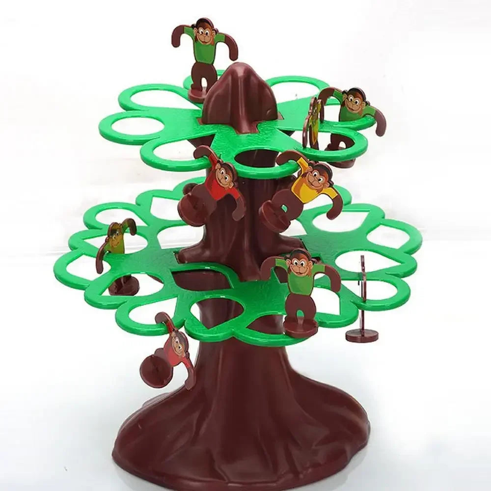 Juego de mesa de madera con monos trepando un árbol verde.