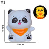 Hvid LED-natlampe med panda-look, sorte detaljer og orange halsbånd, vist ved siden af en gul bjørnefigur.