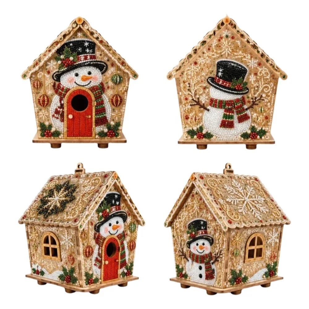 Tre håndlagde trehusornamenter pyntet med perler og julemotiver.