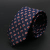 Corbata azul oscuro con patrón repetido de formas estilizadas rojas y blancas.
