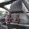 Primer plano de un gancho de reposacabezas de asiento de coche negro con portavasos y organizador montado en el panel interio