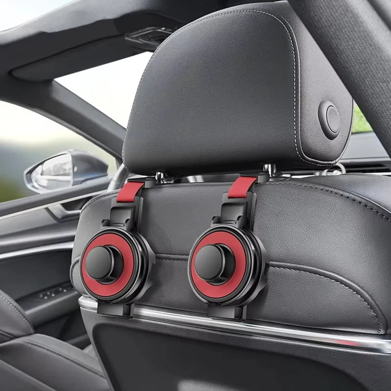 Primer plano de un gancho de reposacabezas de asiento de coche negro con portavasos y organizador montado en el panel interio