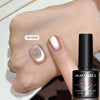 En hånd viser en negl med en pink iriserende finish, der fremviser Magnetic Nail Gel Polish Galaxy Chameleon-effekt.