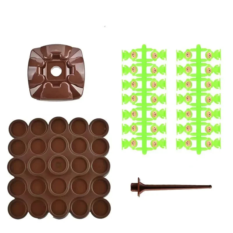 Et sett med brune apebalansetre-matematikkspillbrikker, inkludert base, grønne stenger og små treformer.