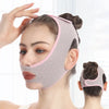 Mujer usando una correa facial rosa claro para contornear la mandíbula.