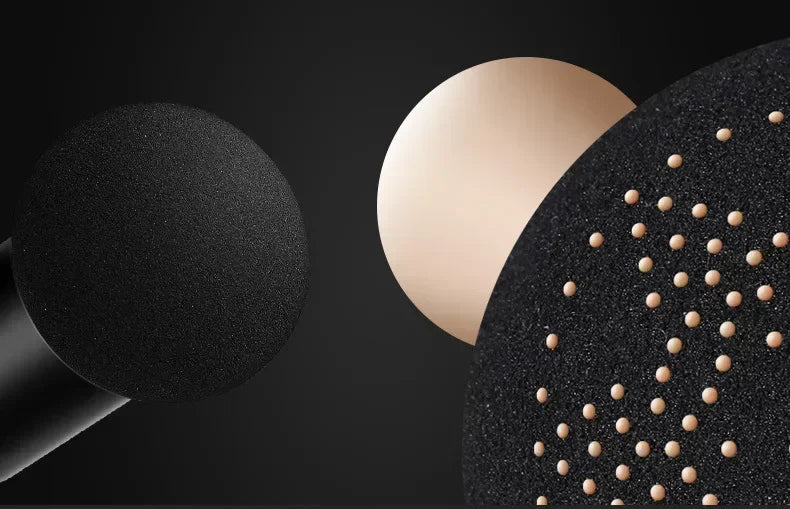 Primer plano de una BB Cream de colchón de aire con aplicador de cabeza de hongo, empaque negro y nude.
