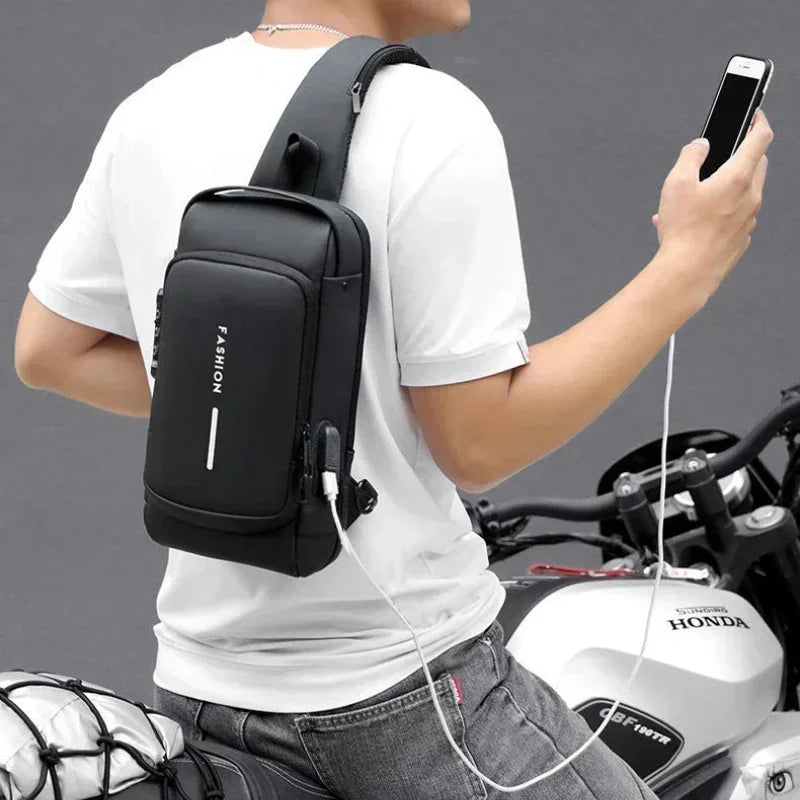 Hombre con camisa blanca usando una bolsa de pecho antirrobo negra con puerto USB para cargar un smartphone.