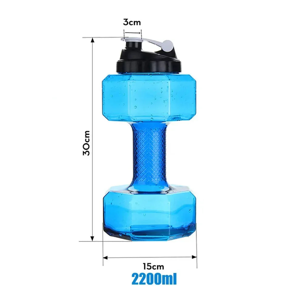 Botella de agua deportiva azul clara con forma de pesa y tapa negra segura.