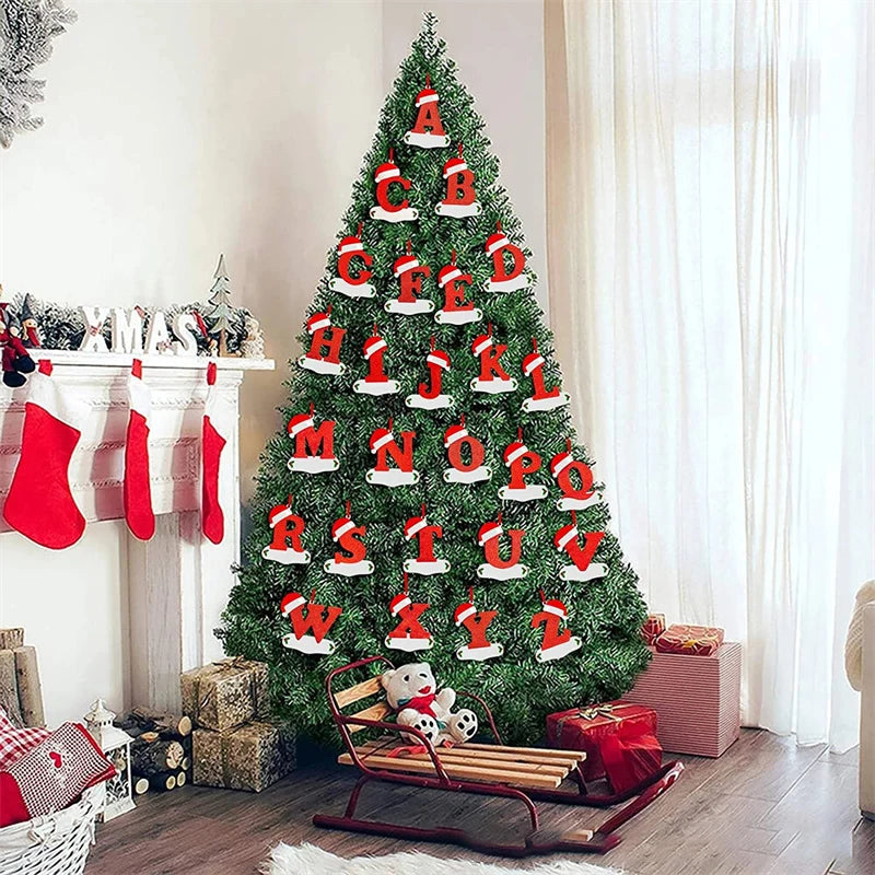 Et pyntet juletre med røde og hvite bokstavornamenter i et lyst rom.