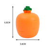 Juguete de zanahoria exprimida de color naranja con tapa verde, de 6,8 cm de alto y 5,8 cm de ancho.