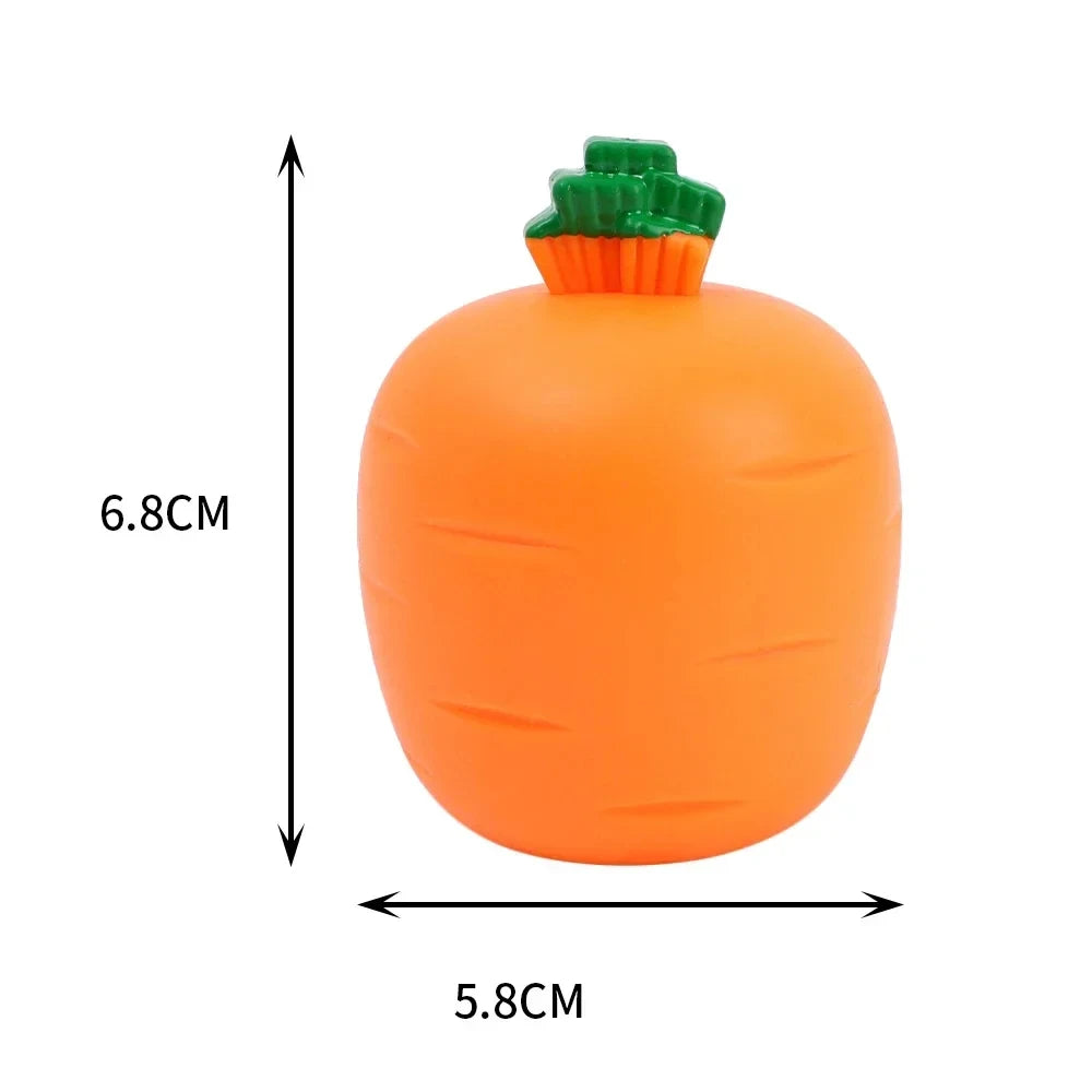 Juguete de zanahoria exprimida de color naranja con tapa verde, de 6,8 cm de alto y 5,8 cm de ancho.