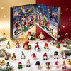 Åben julekalenderboks med juletomte- og rensdyrfigurer af resin på snehvid baggrund.