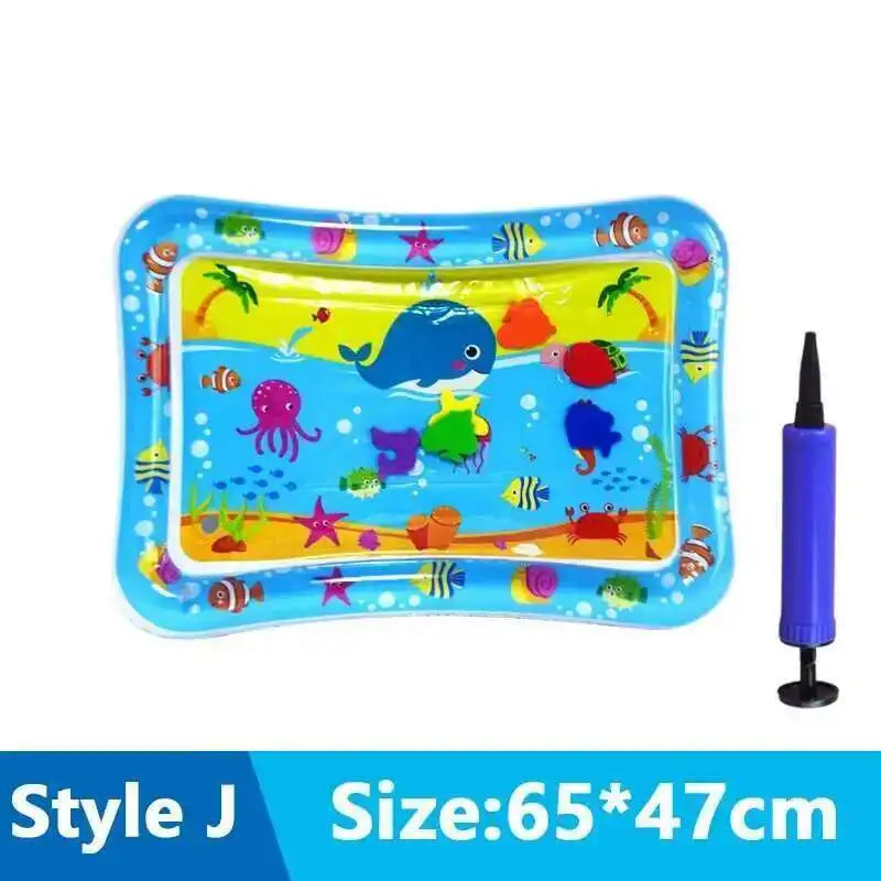 Alfombra de juego interactiva azul brillante para gatos con diseño de peces coloridos.