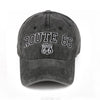 En mørkegrå broderet snapback-kasket med teksten ROUTE 66 på forsiden.