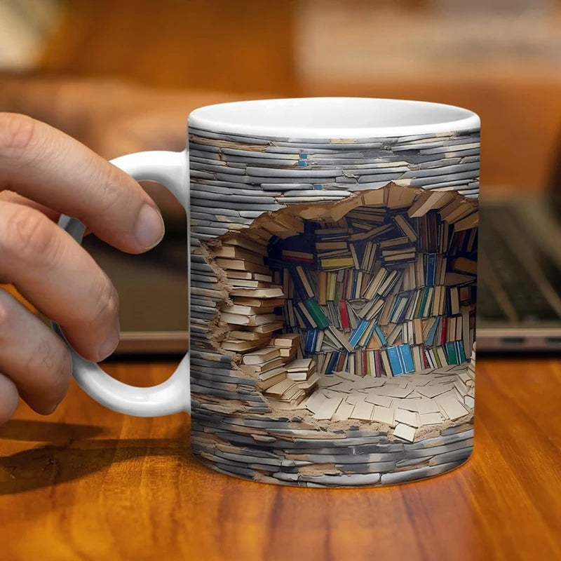 Keramisk kaffekopp med design av stablede bøker og sider som en ødelagt bokhylle
