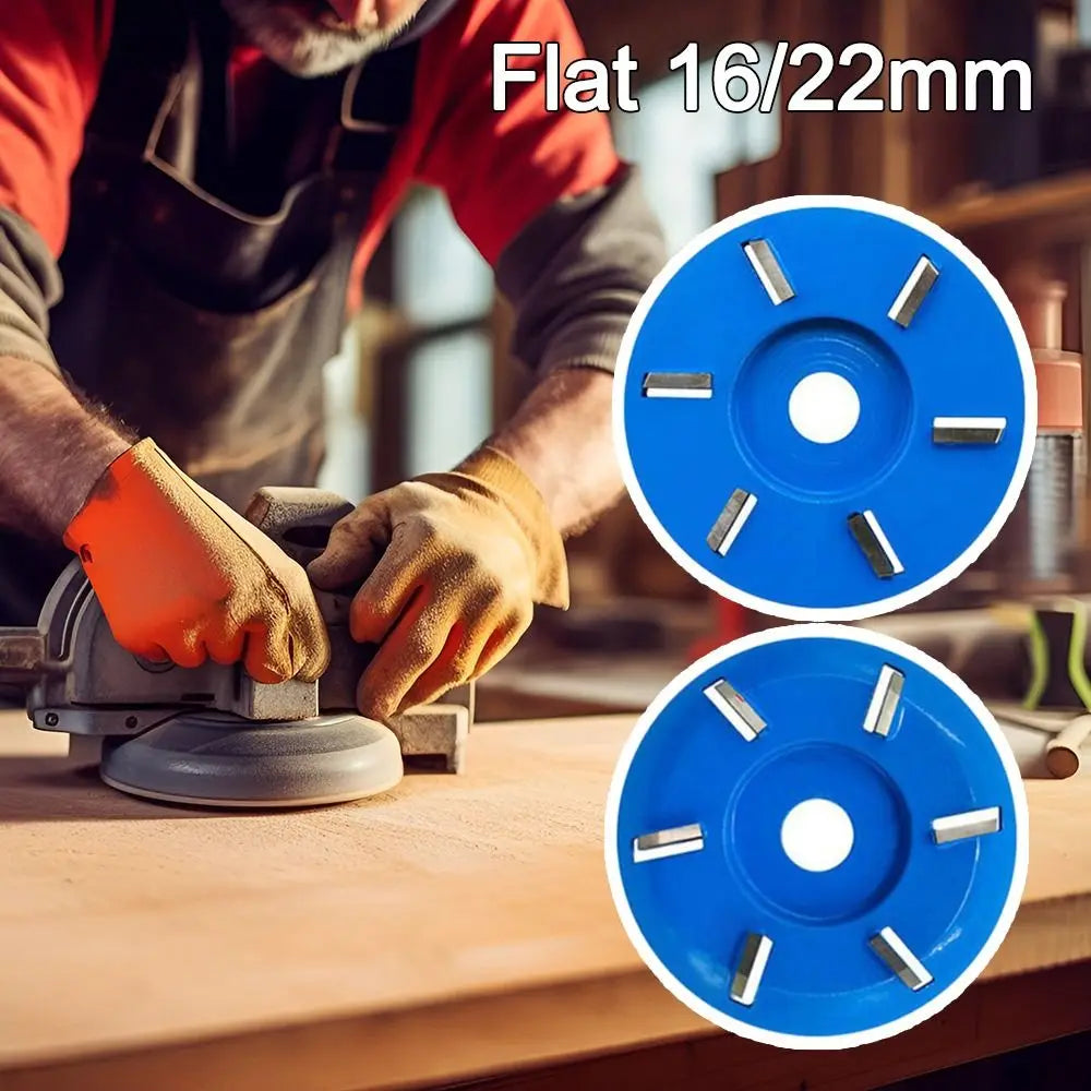 Närbild på en hand som använder en flat 16/22 mm träsnidarskiva på ett verktyg.
