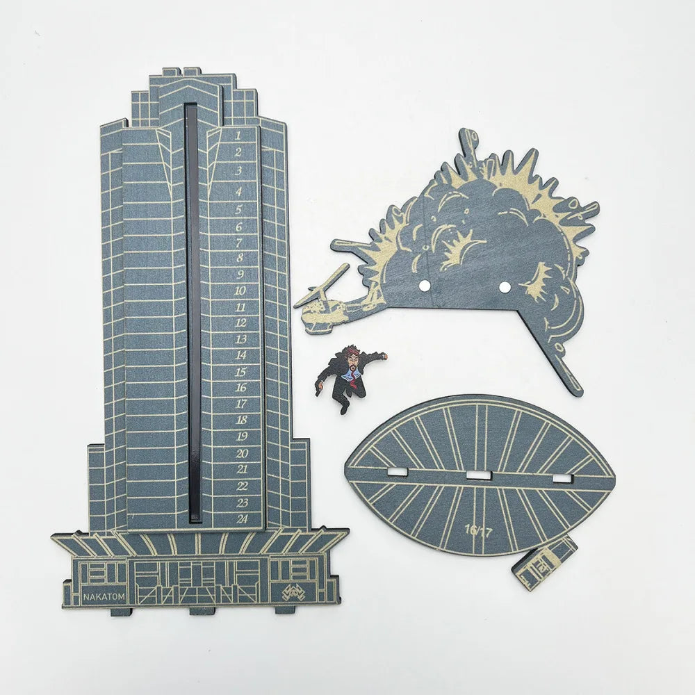 Componentes de un calendario de adviento navideño de madera en forma de casa, con torre alta, figura de monstruo y disco oval
