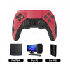 Rød og svart trådløs Bluetooth-spillkontroll ved siden av en skjerm, tastatur og konsolltilbehør for PS4, PS3 og PC.