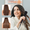 Una mujer alisa su cabello largo y castaño con una plancha de 1.5 pulgadas.