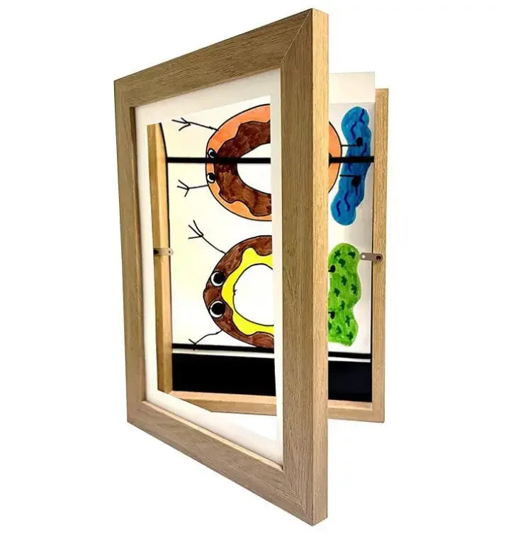 En treramme med frontåpen utstilling som viser fargerike magnetiske kunstbrikker.
