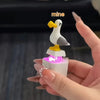 Eine Hand hält einen weißen und gelben Vogel-Utensilienschlüsselanhänger mit LED-Licht und Soundfunktion.