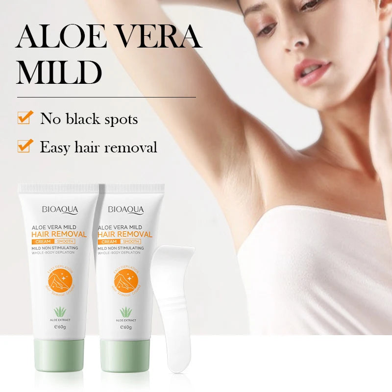 To tuber Aloe Vera Mild hårfjerningskrem med regrowth-inhibitor ved siden av en hvit applikator.