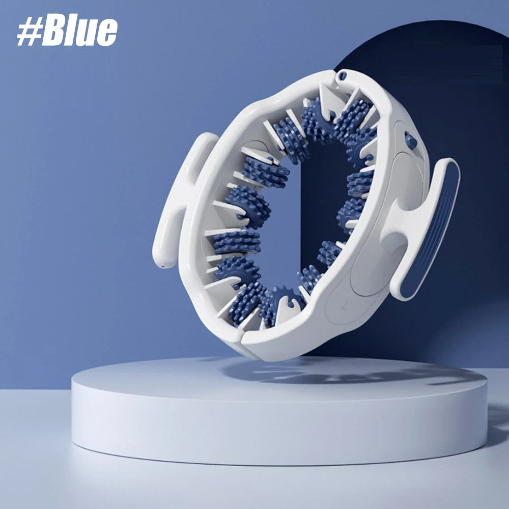 Rodillo de masaje muscular blanco con cuentas azules sobre fondo azul oscuro
