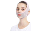 Mujer usando una correa facial rosa para contornear la mandíbula.