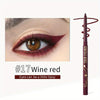 Lápiz delineador de ojos en gel mate, color vino tinto, impermeable, con muestra en un ojo.