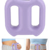 Masajeador vibratorio de doble anillo morado con correa aplicado al abdomen.