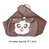 Une housse marron douce pour bouillotte avec un design de visage cartoon blanc.