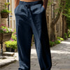 Hombre con pantalones casuales azul oscuro de corte holgado de pie al aire libre
