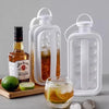 Gjennomsiktig plastform for isboller og whiskey-is, vist med en flaske Jim Beam og limebåter.