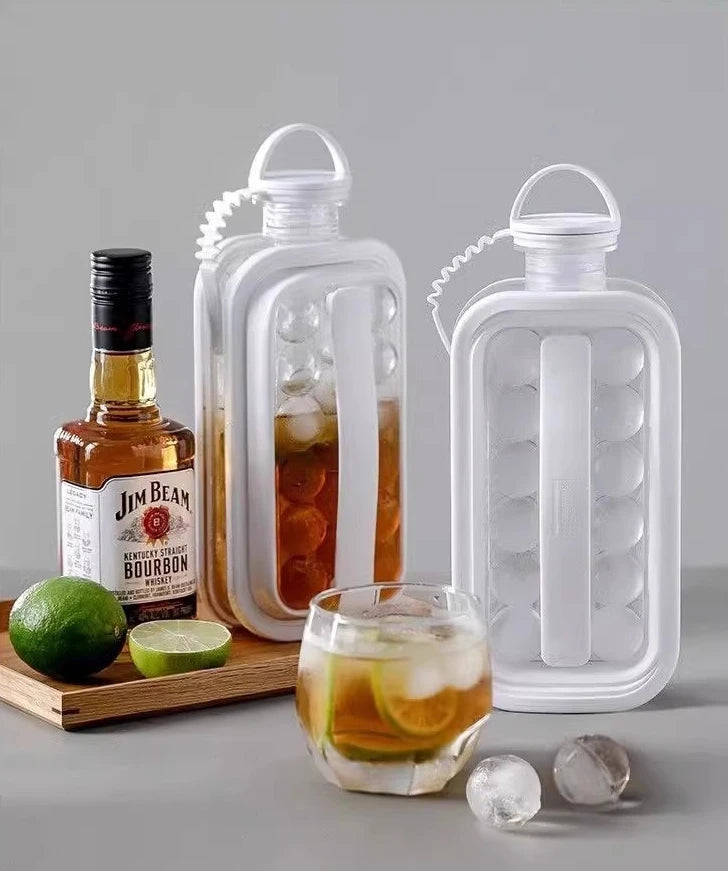 Gjennomsiktig plastform for isboller og whiskey-is, vist med en flaske Jim Beam og limebåter.