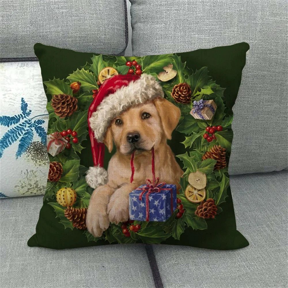 Festlig juleputetrekk med en golden retriever-valp omgitt av kristorn og juletrepynt.