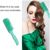 Mujer usando un peine desenredante verde en su cabello castaño, para masaje capilar y desenredo.
