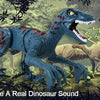 Et blått dinosaur-leketøy som ligner en Velociraptor, brøler i en jungel med andre dinosaurer i nærheten.