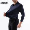 Camisa de vestir azul oscuro para hombre, con cuello y cierre de botones, usada por un hombre.