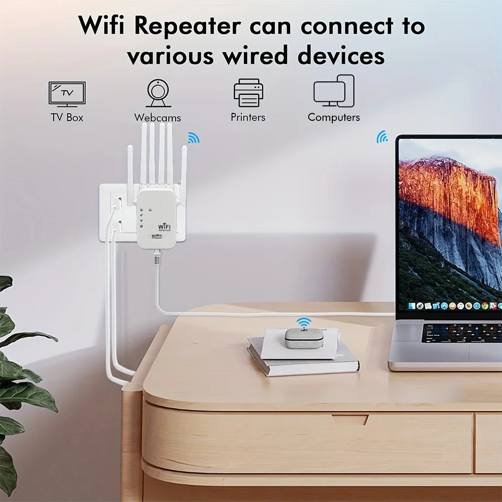 جهاز مكرر Wi-Fi أبيض موصل بمقبس كهربائي بالقرب من مكتب خشبي مع أجهزة سلكية متنوعة