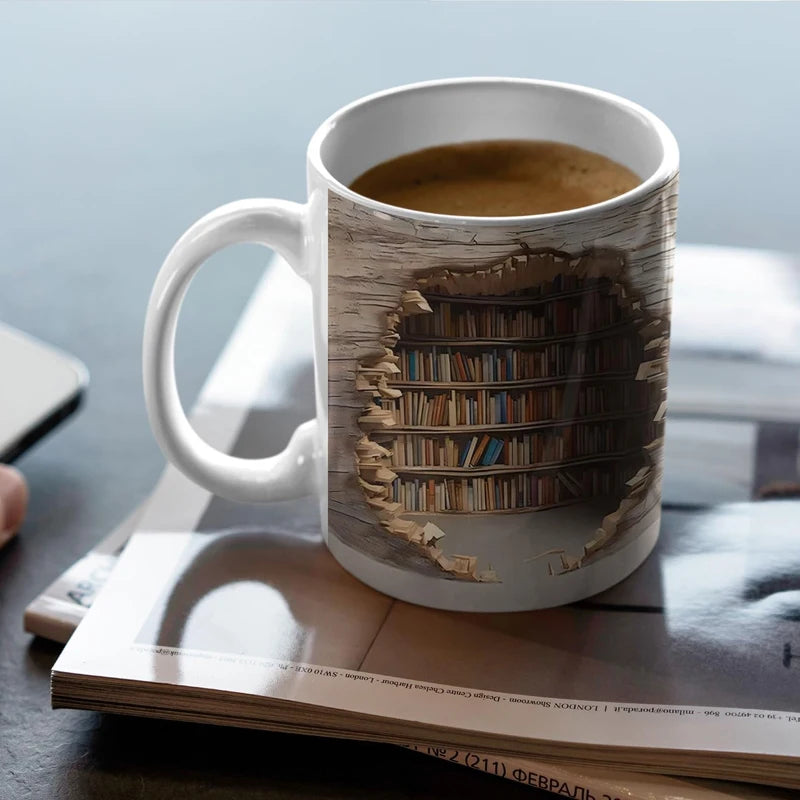Hvit keramikk kaffekopp med design av gammel, slitt bokhylle og karttekstur.