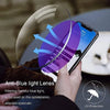 Eine Hand hält ein Smartphone unter einer Blaulichtschutzlinse, die UV-Schutz und Entlastung der Augen zeigt.