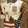 En polo-skjorte til USAs 250-årsjubileum med patriotisk design av ørn og amerikanske flaggelementer.