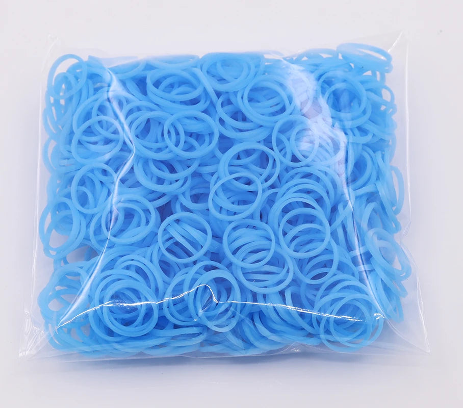 Una bolsa de plástico transparente llena de bandas elásticas de goma azul brillante para manualidades.