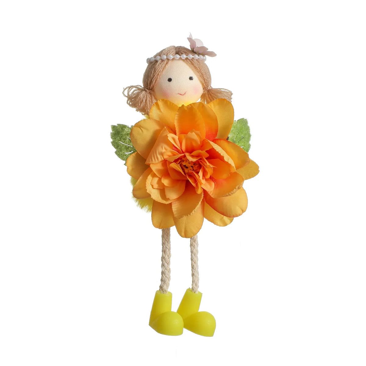En påskefigur med lange ben, et smilende ansikt, laget av filt og garn, med oransje blomst og gule føtter.