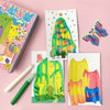 Kit de arte para raspar colorido con pintura y papel, incluye un árbol pintado y un diseño de gato amarillo.