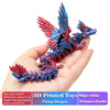 Una mano sostiene un dragón volador de juguete impreso en 3D con escamas rojas y azules vibrantes.