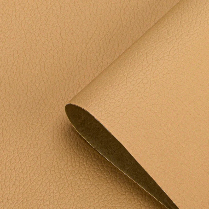 Primer plano de un parche de cuero marrón para reparaciones enrollado, mostrando la textura y el borde.