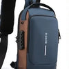 Bolsa de pecho tipo bandolera antirrobo para hombre, azul oscuro, con correa negra y puerto de carga USB.