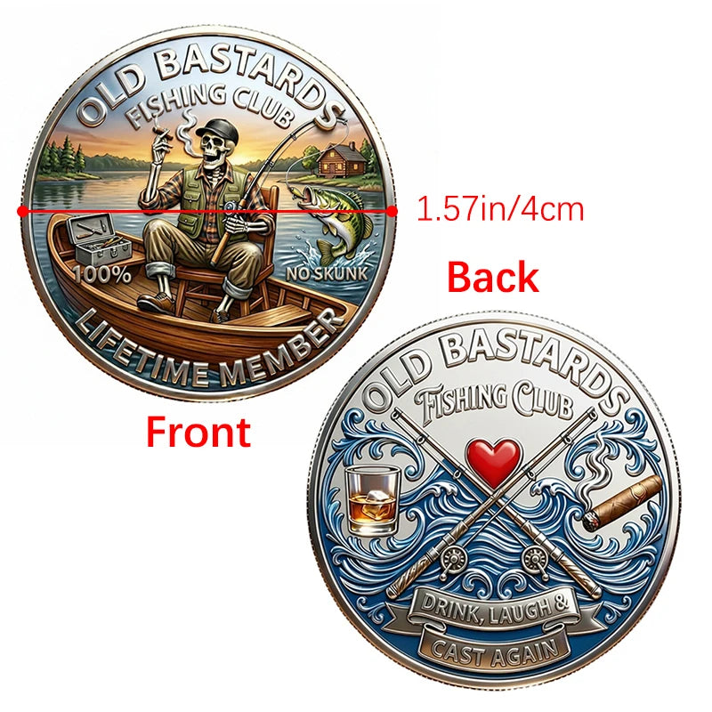 Forgylt challenge coin med et gammelt medlem av fiskeklubben og et hjerte